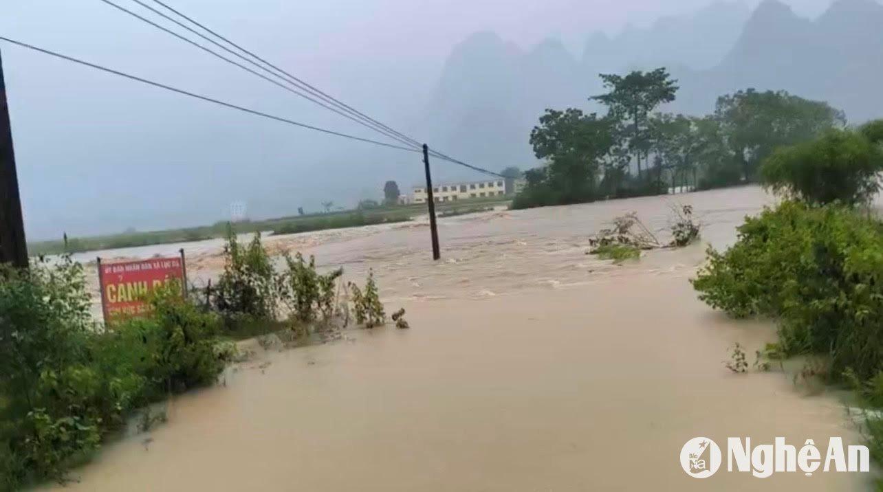 nước lũ dâng coa tại đập tràn Khe Mọi xã Lục Dạ đi Môn Sơn khiến cô lập nhiều ngày qua