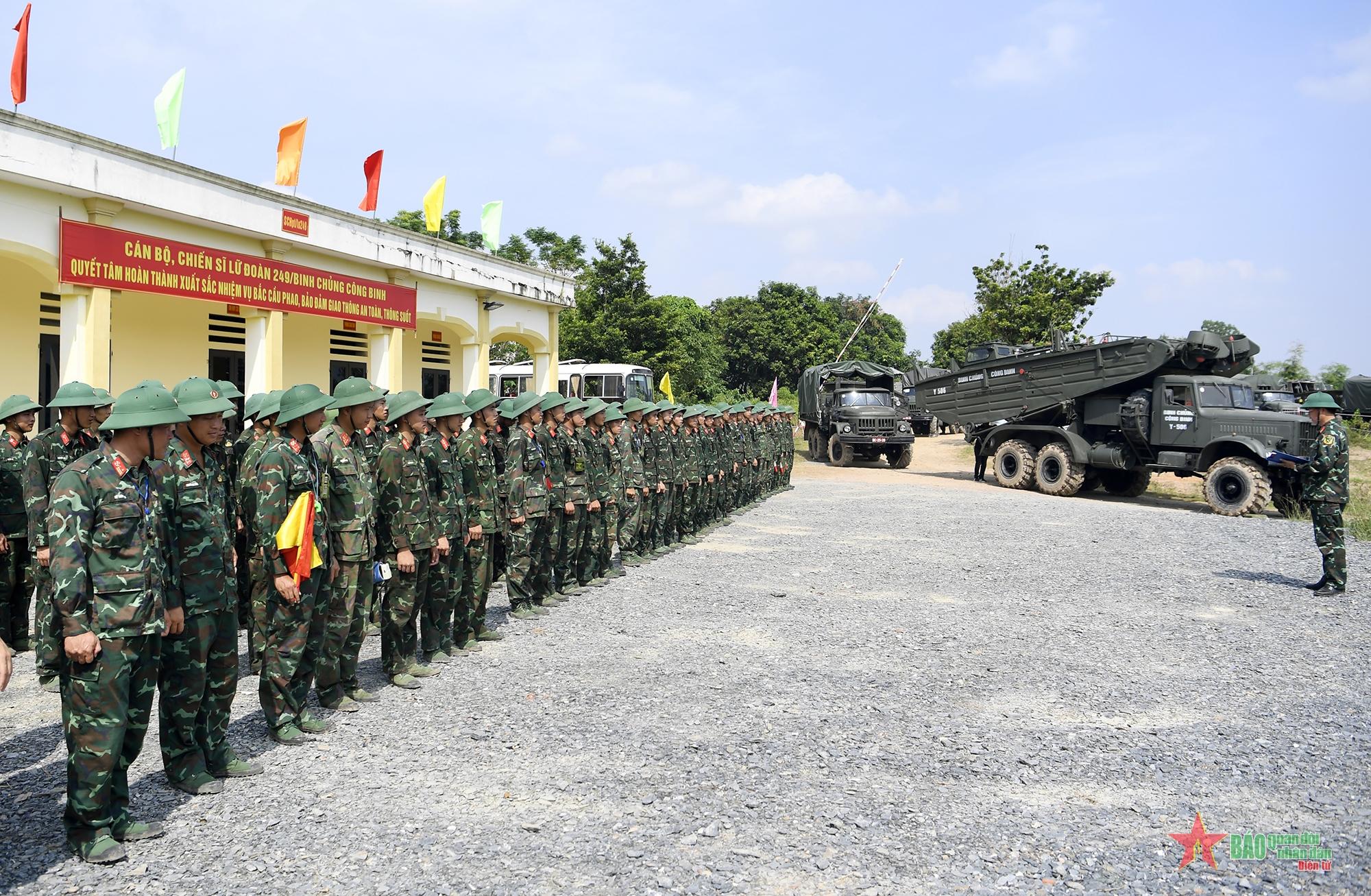 Sẵn sàng bắc cầu phao tại khu vực cầu Phong Châu