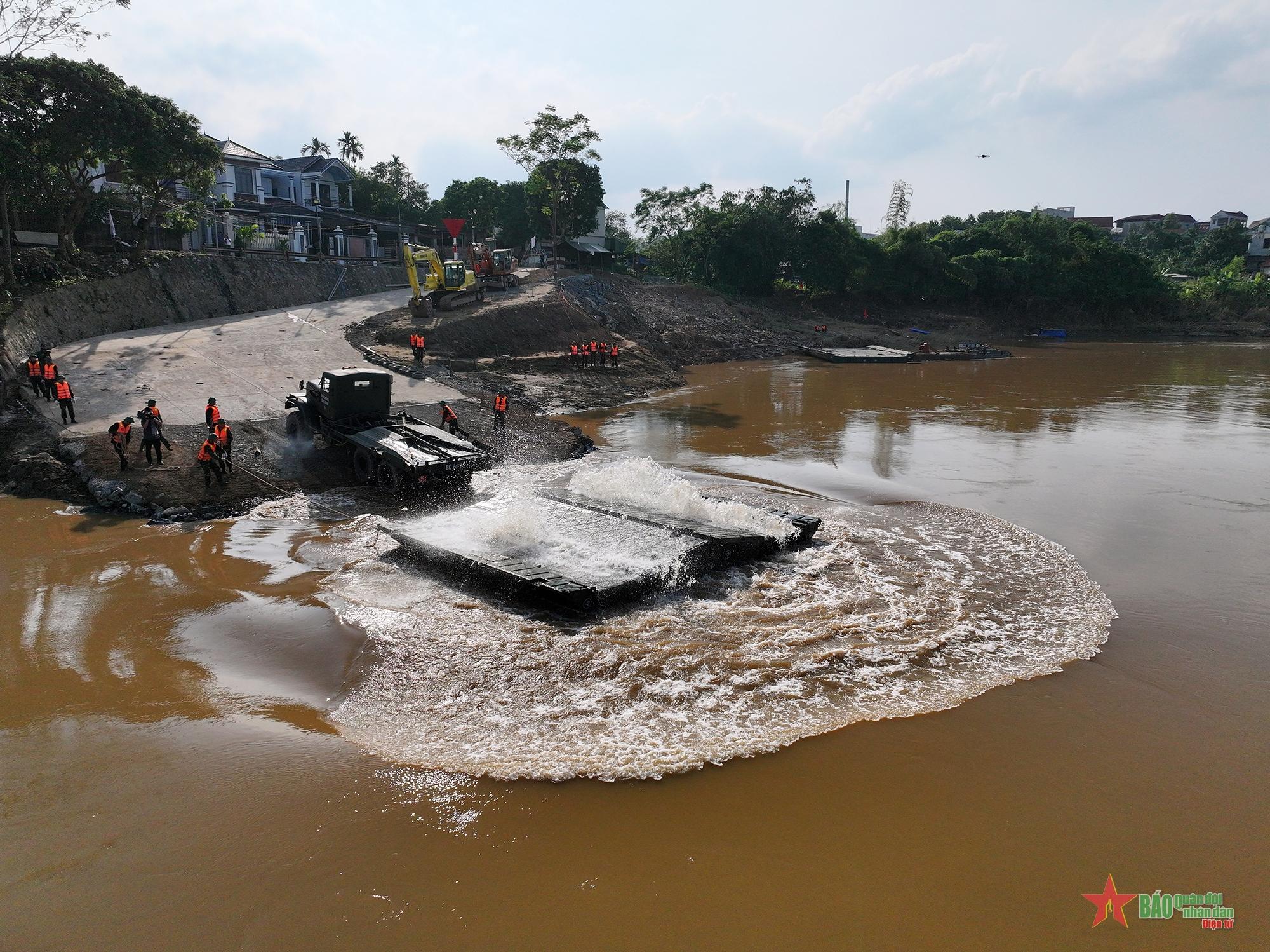 Sẵn sàng bắc cầu phao tại khu vực cầu Phong Châu