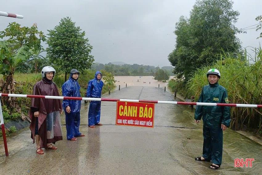 Chính quyền xã Kỳ Sơn làm rào chắn, cử lực lượng không cho người dân qua lại. bqbht_br_z6000392329661-d9701ec56c5febada3c190a601b793c3.jpg
