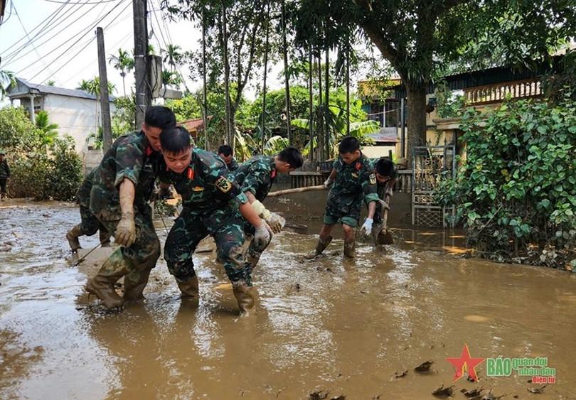 Cán bộ, chiến sĩ lực lượng vũ trang nỗ lực dọn dẹp giúp dân trên địa bàn tỉnh Yên Bái. Ảnh: qdnd.vn b4.jpg