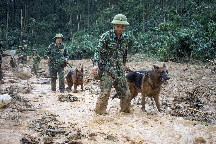 Lực lượng tìm kiếm những người mất liên lạc tại khu Tiểu khu 67, Trạm Kiểm lâm Sông Bồ bị sạt lở. Ảnh: Bộ đội Biên phòng. rao-trang-3.jpg