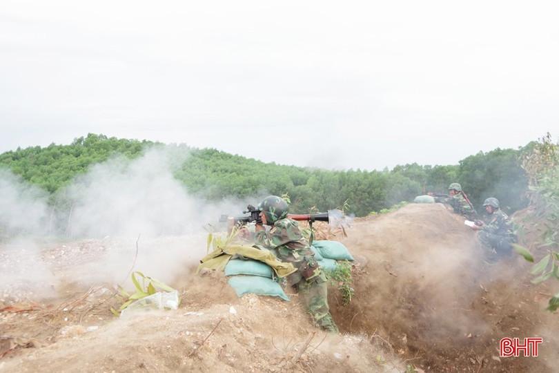 Những bài huấn luyện quân sự tưởng chừng chỉ là công việc hàng ngày nhưng luôn rình rập những hiểm nguy. 1a-4270.jpg
