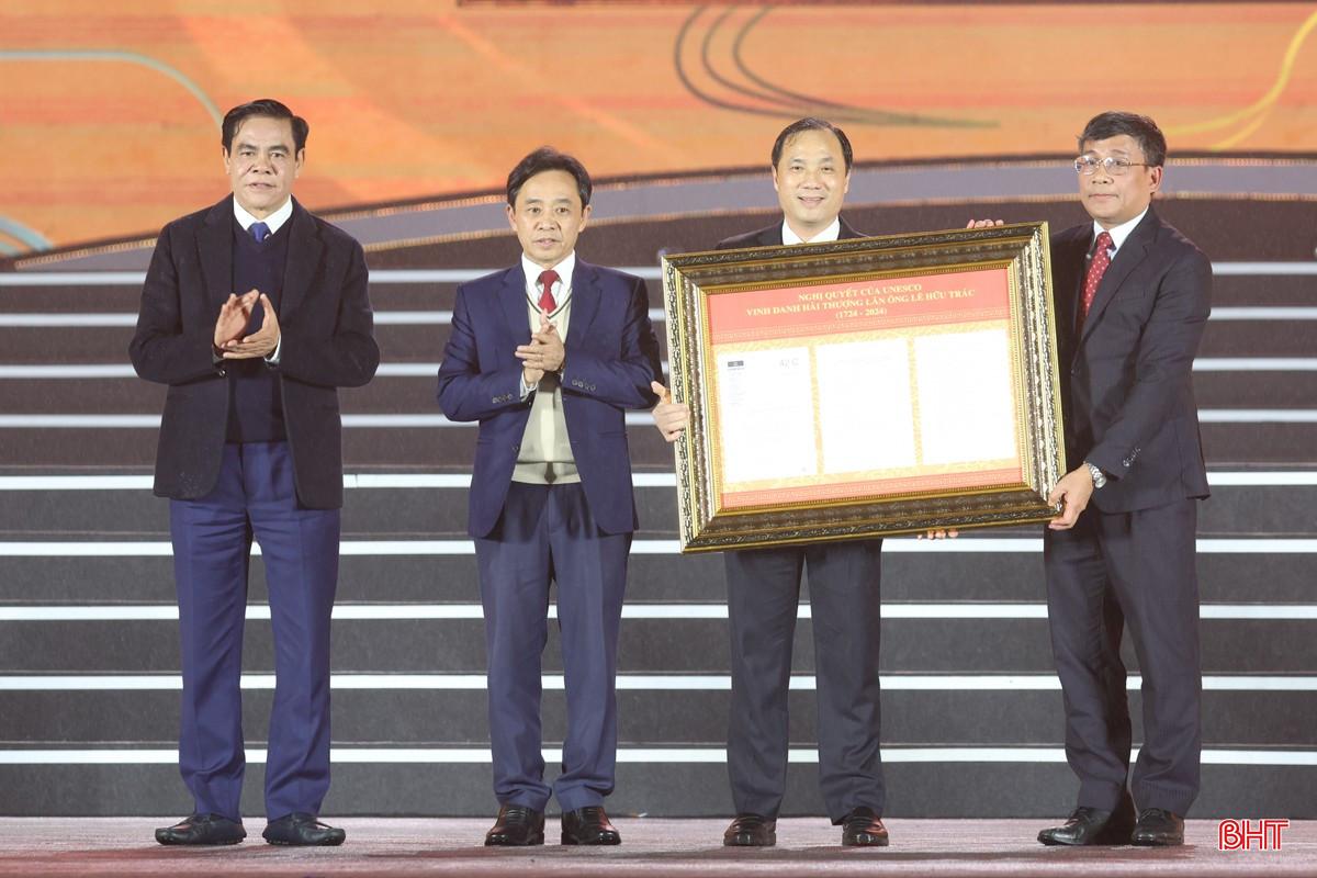 Trao Nghị quyết của UNESCO vinh danh Đại danh Y Hải Thượng Lãn Ông Lê Hữu Trác cho tỉnh Hà Tĩnh. bqbht_br_b065db50095c1646b5e2d9b79bc7b48c.jpg
