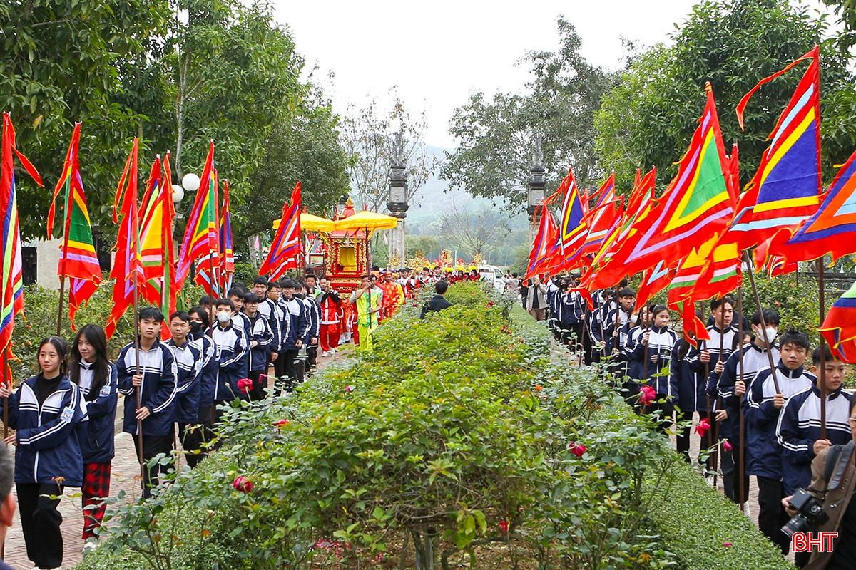 Hàng trăm người dân tham gia lễ rước bài vị Hải Thượng Lãn Ông Lê Hữu Trác. bqbht_br_a8.jpg