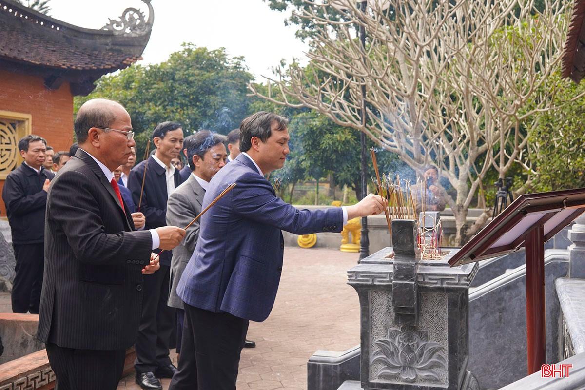 Bí thư Tỉnh ủy Hoàng Trung Dũng cùng đoàn dâng hương tại nhà thờ Hải Thượng Lãn Ông Lê Hữu Trác (xã Quang Diệm, Hương Sơn). bqbht_br_a2.jpg