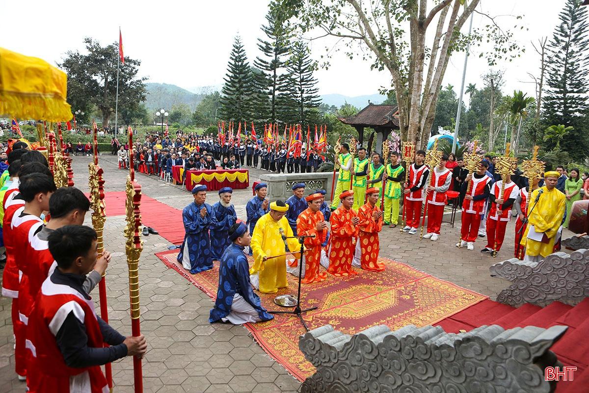 Thực hiện nghi thức tế giỗ tại nhà thờ Hải Thượng Lãn Ông Lê Hữu Trác (xã Quang Diệm, Hương Sơn). bqbht_br_a10.jpg