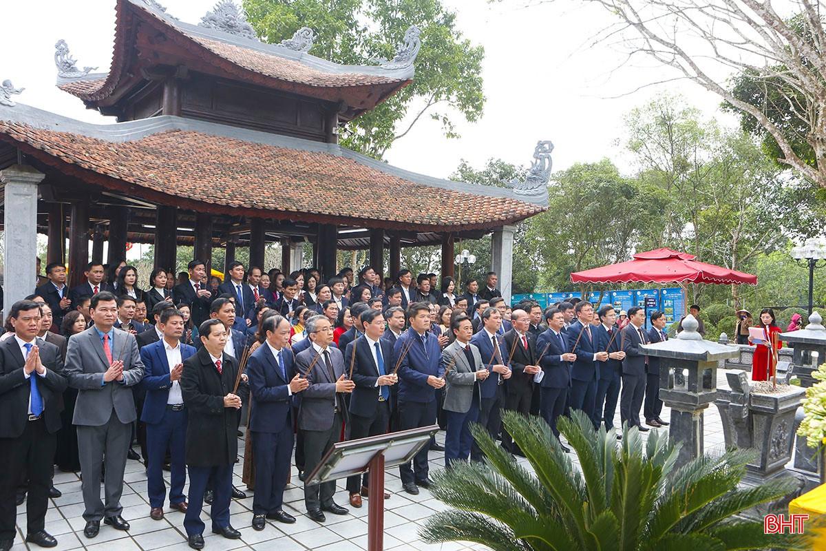 Đoàn đại biểu dâng hương tại Khu mộ Hải Thượng Lãn Ông Lê Hữu Trác (xã Sơn Trung, Hương Sơn). bqbht_br_a1.jpg
