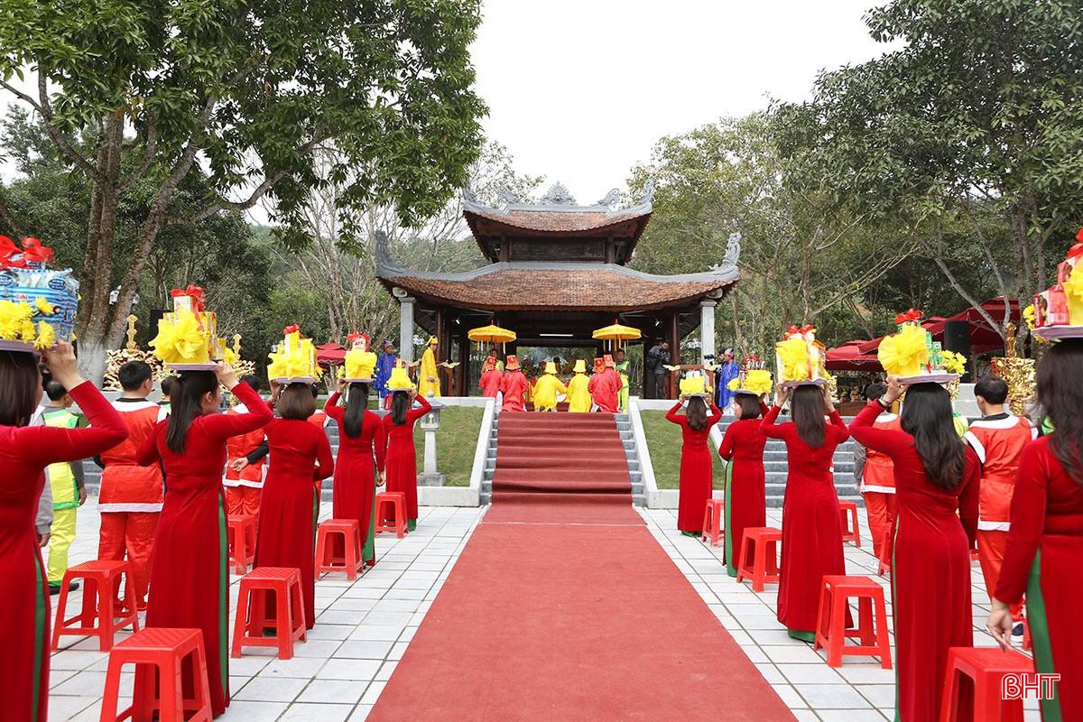 Toàn cảnh lễ tế dâng hương theo phong tục địa phương tại khu mộ Lê Hữu Trác (xã Sơn Trung, Hương Sơn). bqbht_br_a6.jpg