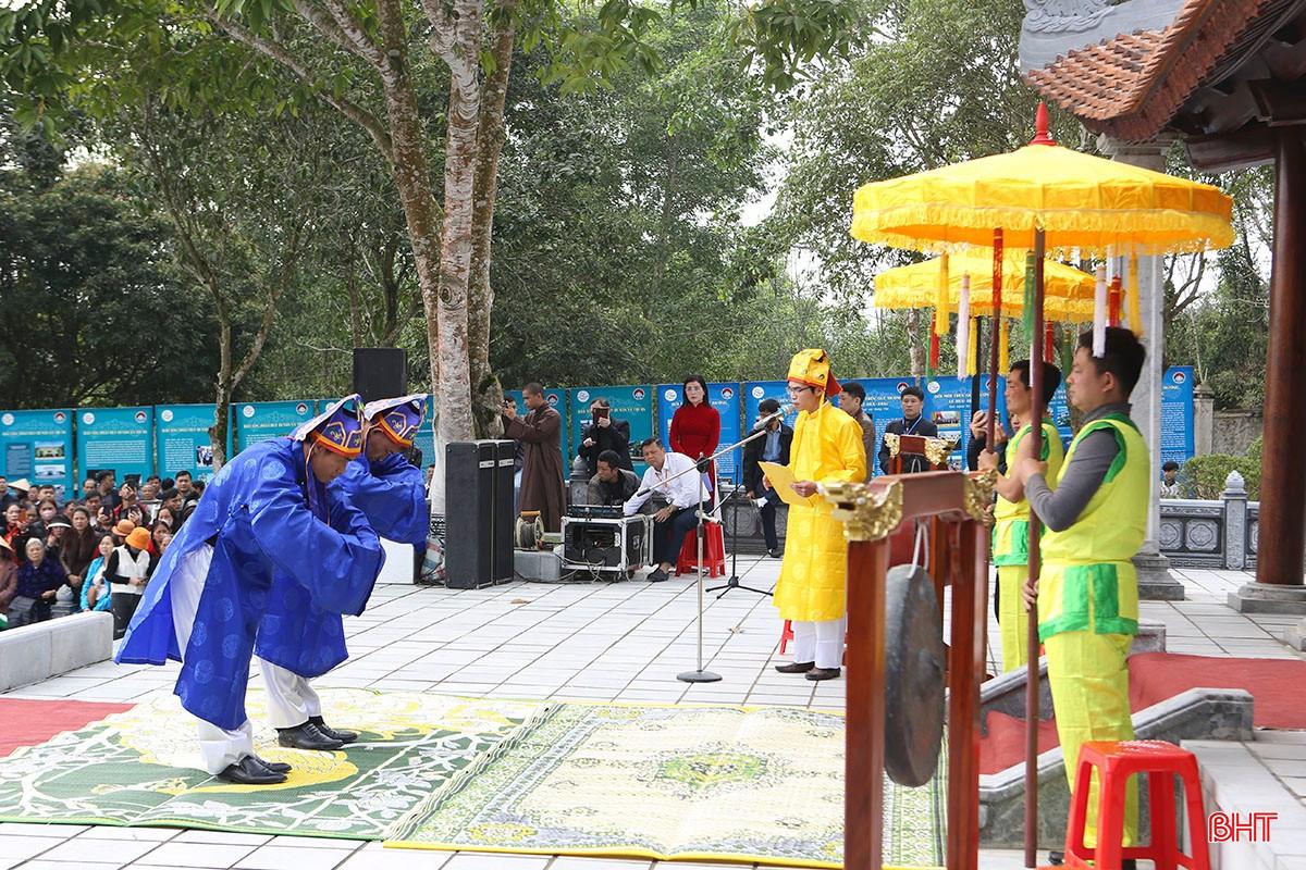 Nghi thức dâng rượu (tế tửu) tại khu mộ. bqbht_br_a4.jpg