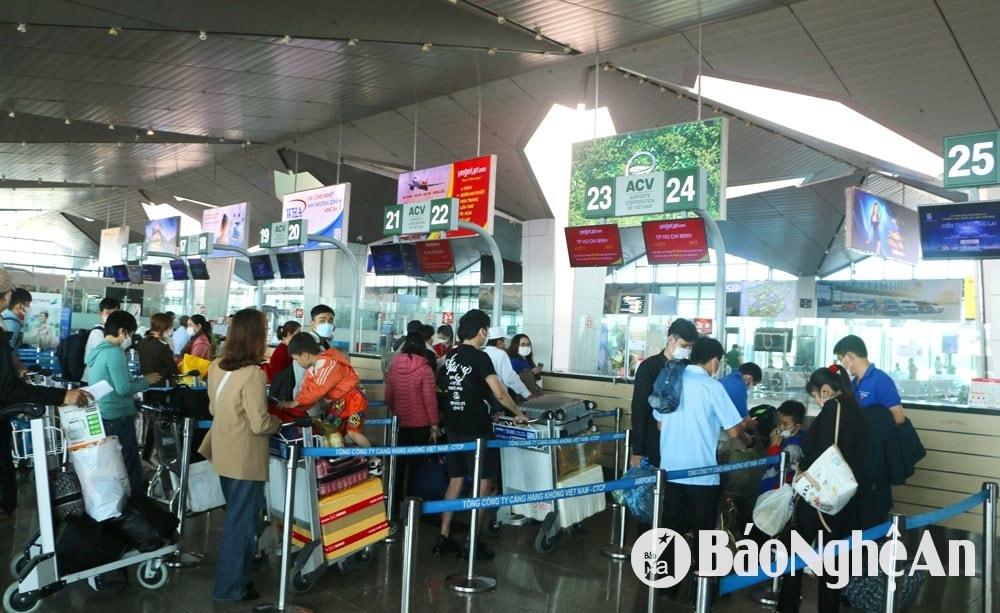 Hành khách làm thủ tục check-in tại Cảng Hàng không quốc tế Vinh. Ảnh- Nguyễn Hải