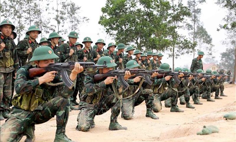 Các chiến sĩ trẻ ngắm bắn tại thao trường. Ảnh: Hoàng Hùng/TTXVN