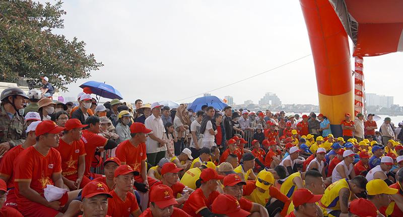Đông đảo người dân và du khách tham gia cổ vũ các trai bơi.