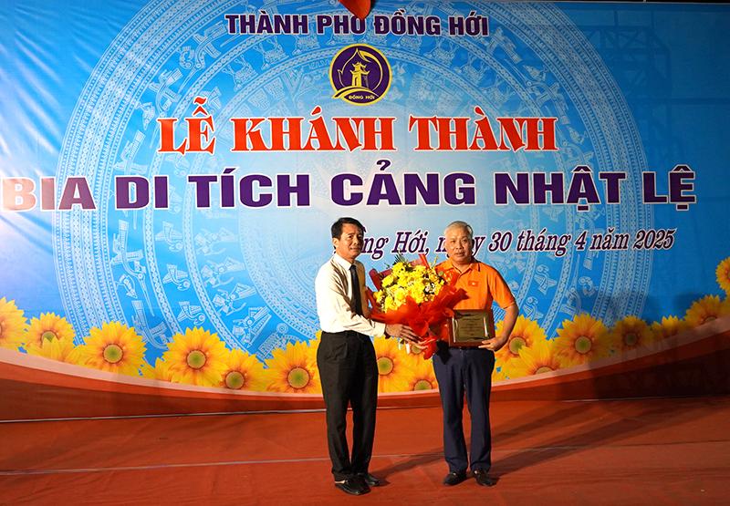 Đại diện lãnh đạo TP. Đồng Hới tặng hoa, trao giấy chứng nhận cho Đơn vị tài trợ.