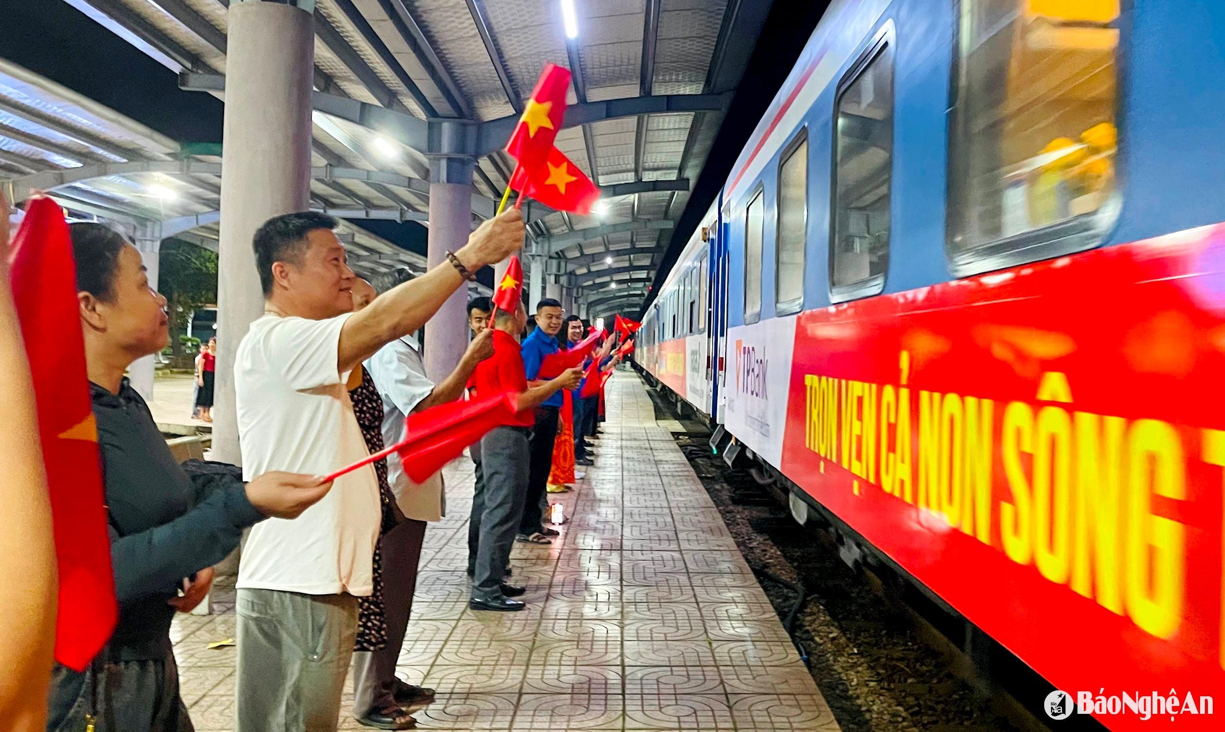 tàu về