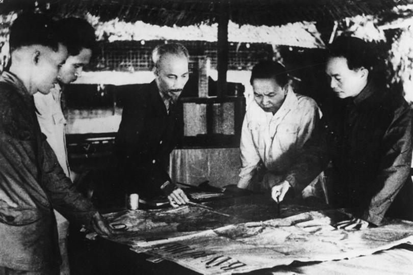 Ngày 6/12/1953, Bộ Chính trị tổ chức cuộc họp dưới sự chủ trì của Chủ tịch Hồ Chí Minh để nghe Tổng Quân ủy báo cáo và duyệt lần cuối kế hoạch tác chiến Đông - Xuân 1953-1954, đồng thời quyết định mở Chiến dịch Điện Biên Phủ với quyết tâm tiêu diệt bằng được tập đoàn cứ điểm này. (Ảnh tư liệu của TTXVN). Ngày 6/12/1953, Bộ Chính trị tổ chức cuộc họp dưới sự chủ trì của Chủ tịch Hồ Chí Minh để nghe Tổng Quân ủy báo cáo và duyệt lần cuối kế hoạch tác chiến Đông - Xuân 1953-1954, đồng thời quyết định mở Chiến dịch Điện Biên Phủ với quyết tâm tiêu diệt bằng được tập đoàn cứ điểm này. (Ảnh tư liệu của TTXVN).