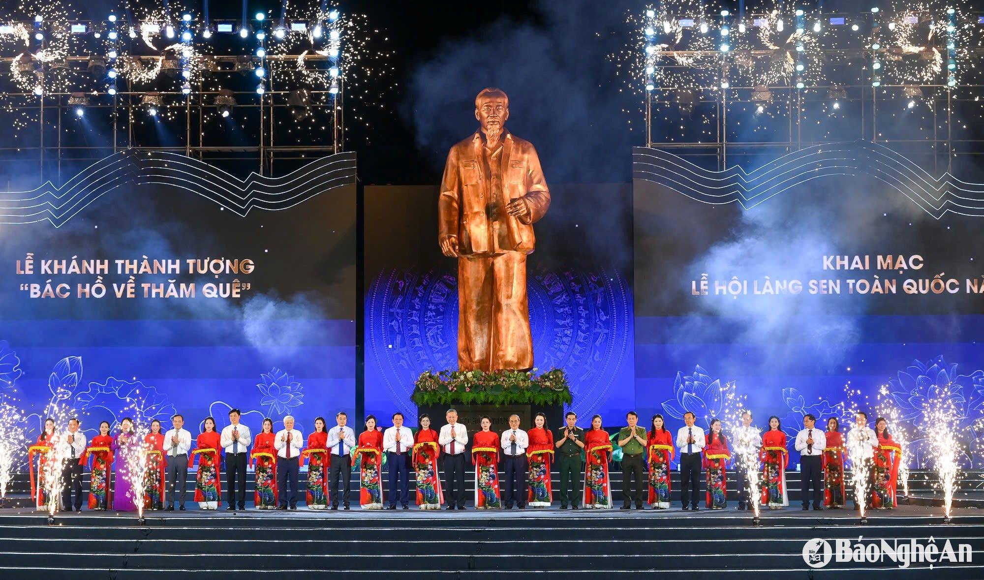 Tổng Bí thư Tô Lâm cùng các đồng chí nguyên lãnh đạo, lãnh đạo Đảng, Nhà nước và tỉnh Nghệ An cắt băng khánh thành Tượng “Bác Hồ về thăm quê”. Ảnh: Thành Cường