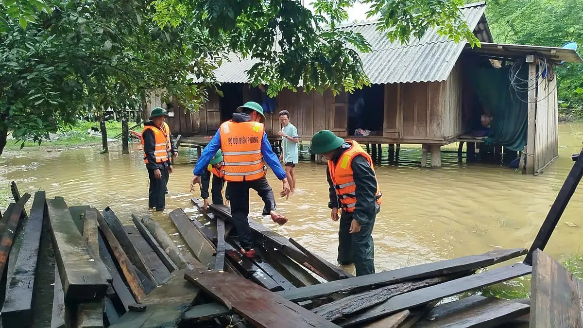 Quảng Bình: Di dời khẩn cấp 10 hộ dân do mưa lũ - Ảnh 1. Quảng Bình: Di dời khẩn cấp 10 hộ dân do mưa lũ - Ảnh 1.