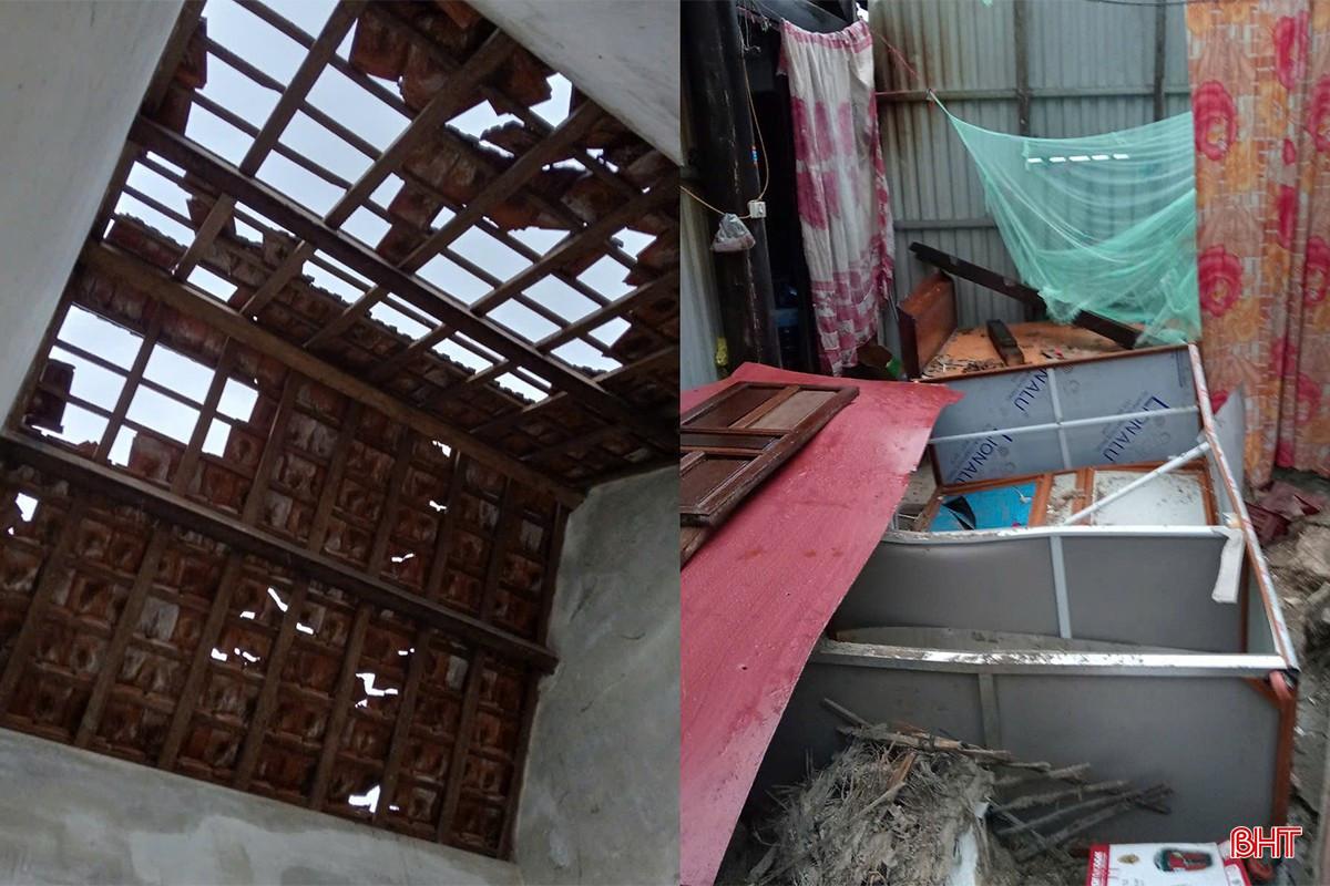 Ngay sau khi xảy ra sự việc, chính quyền địa phương đã huy động lực lượng hỗ trợ người dân thu dọn đồ đạc, khắc phục các mái nhà bị thiệt hại do lốc xoáy gây ra. bqbht_br_loc-xoay-02.jpg