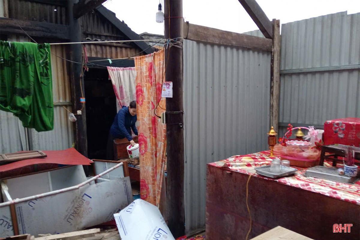 Trước lúc xảy ra lốc xoáy, trên địa bàn thôn Trung Tiến có mưa. Trong 23 ngôi nhà bị hư hỏng, có ngôi nhà của bà Cao Thị Thanh là vợ liệt sỹ, bị đổ sập hoàn toàn. May mắn là thời điểm nhà bị đổ, bà Thanh không có trong nhà. bqbht_br_loc-xoay-2.jpg