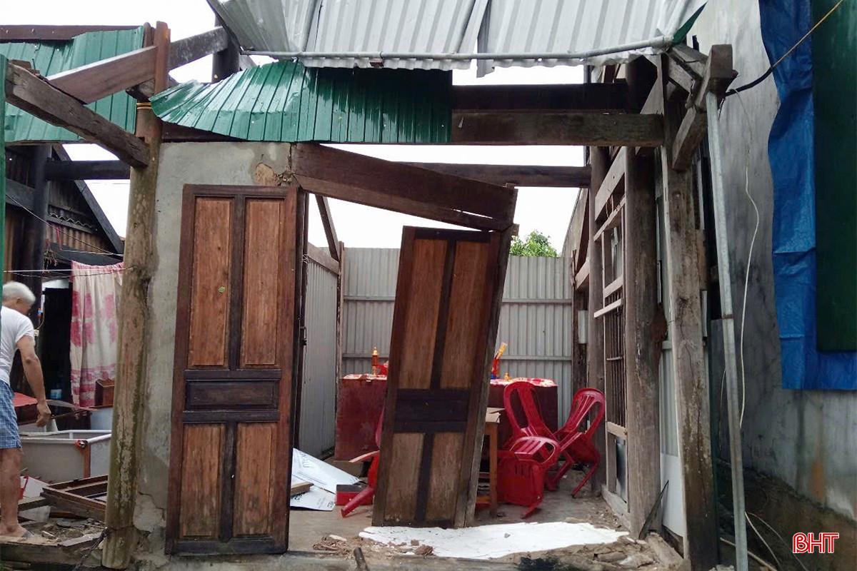 Cùng với việc nhà bị tốc mái, nhiều tài sản của người dân trong nhà cũng bị hư hại do lốc xoáy gây ra. bqbht_br_loc-xoay-1.jpg