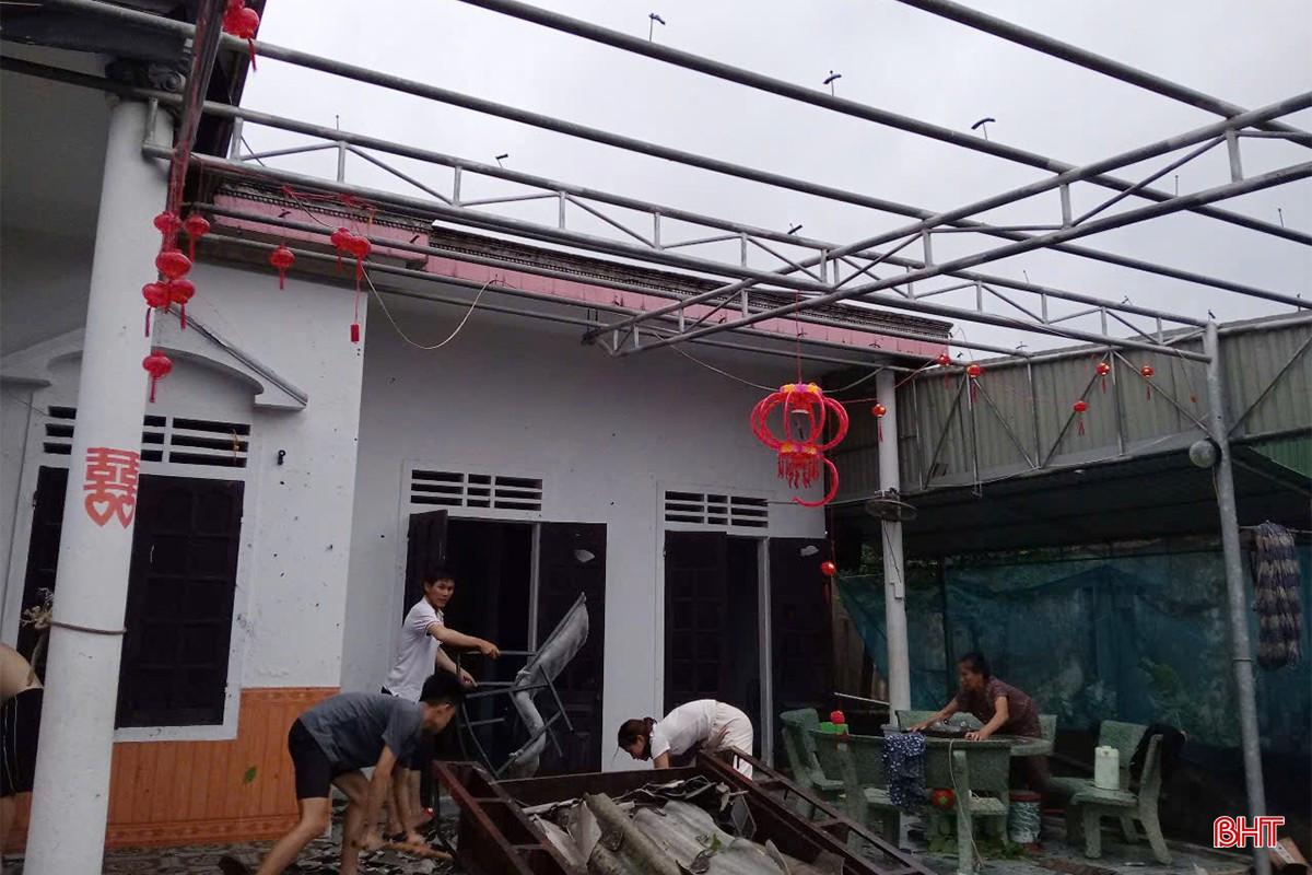 Tối 12/6, ông Nguyễn Thành Nhơn - Phó Chủ tịch UBND xã Cẩm Trung (huyện Cẩm Xuyên, tỉnh Hà Tĩnh) cho hay, sự việc xảy ra lúc 17h30 cùng ngày. Trận lốc xoáy quét qua thôn Trung Tiến, xã Cẩm Trung làm 23 ngôi nhà của người dân bị tốc mái, hư hại tài sản. bqbht_br_loc-xoay.jpg