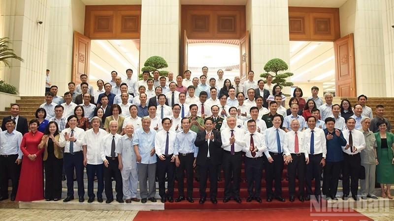 Thủ tướng Chính phủ Phạm Minh Chính và lãnh đạo, nguyên lãnh đạo các cơ quan thông tấn báo chí, các nhà báo lão thành tham dự buổi gặp mặt Thường trực Chính phủ với lãnh đạo, nguyên lãnh đạo các cơ quan báo chí nhân kỷ niệm 100 năm Ngày Báo chí Cách mạng Việt Nam (21/6/1925-21/6/2025). (Ảnh: TRẦN HẢI)