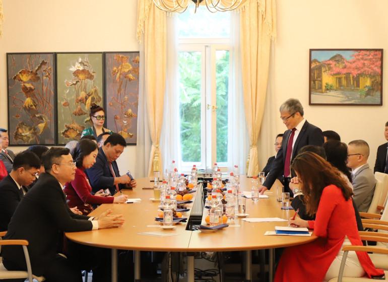 vna-potal-pho-chu-tich-nuoc-phat-bieu-tai-hoi-nghi-thuong-dinh-phu-nu-toan-cau-2025-8130277.jpg