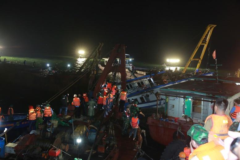 CẬP NHẬT: Trục vớt thành công tàu du lịch bị lật trên Vịnh Hạ Long- Ảnh 12.