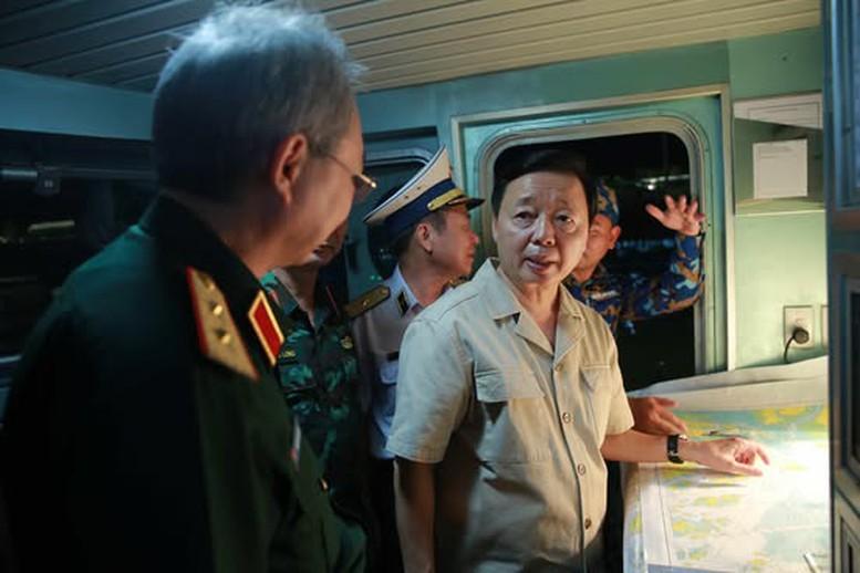 CẬP NHẬT: Trục vớt thành công tàu du lịch bị lật trên Vịnh Hạ Long- Ảnh 1.