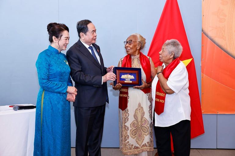 vna-potal-chu-tich-quoc-hoi-tran-thanh-man-va-phu-nhan-gap-go-can-bo-dai-su-quan-cong-dong-nguoi-viet-nam-tai-senegal-8165328.jpg