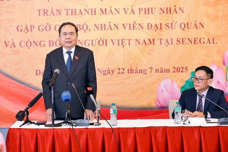vna-potal-chu-tich-quoc-hoi-gap-go-can-bo-dai-su-quan-cong-dong-nguoi-viet-nam-tai-senegal-8165322.jpg