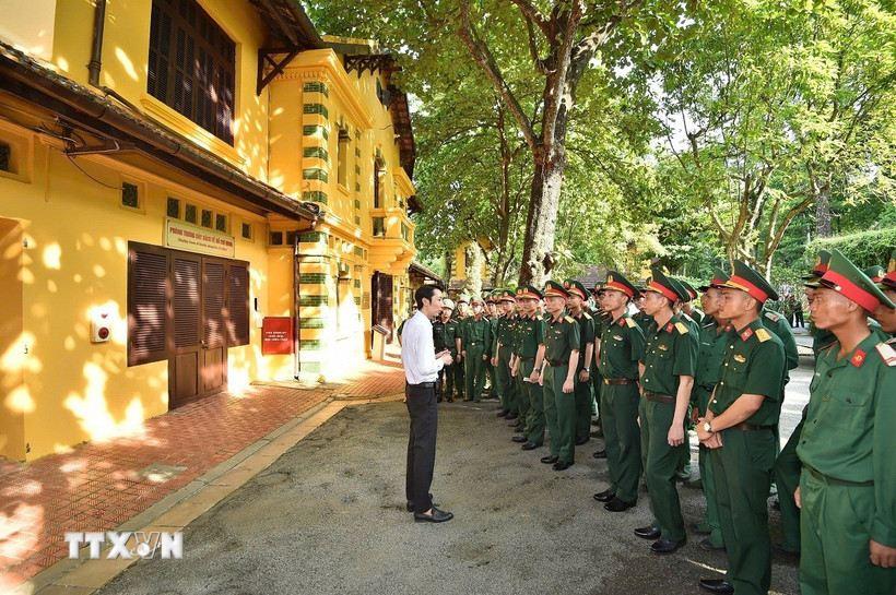 Cán bộ, chiến sỹ thuộc các lực lượng tham gia Lễ diễu binh, diễu hành kỷ niệm 80 năm Cách mạng tháng Tám và Quốc khánh 2.9 tham quan Khu Di tích Chủ tịch Hồ Chí Minh. Ảnh: TTXVN