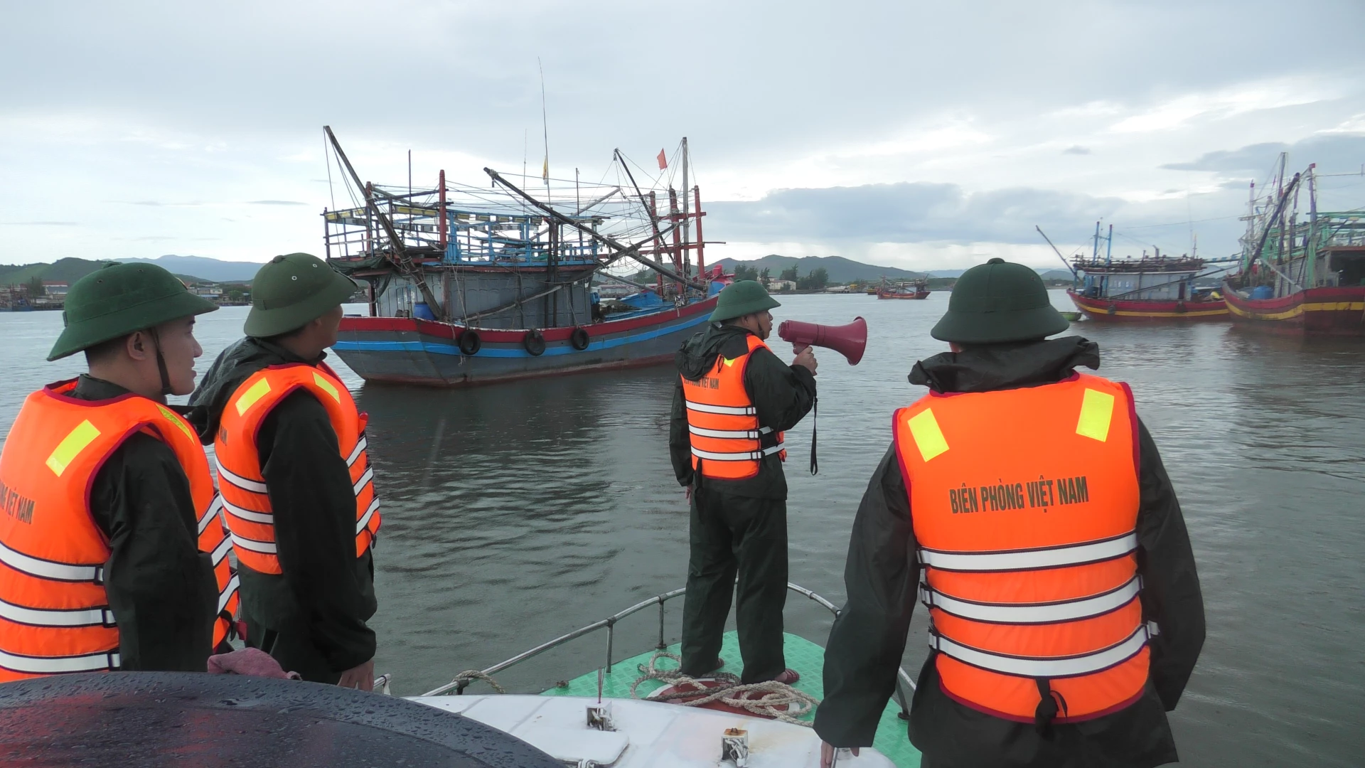 2. Đồn Biên phòng Cửa khẩu Cảng Gianh kêu gọi sắp xếp tàu thuyền tại khu vực hạ lưu sông Gianh -