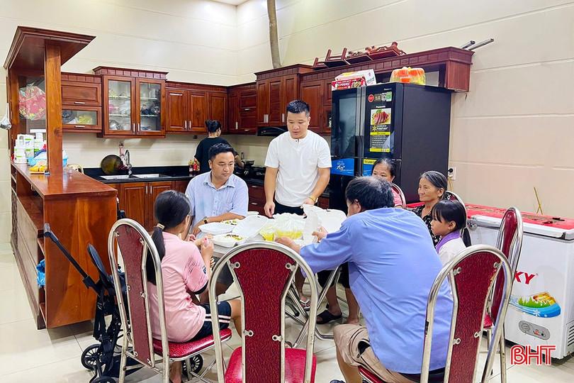 Khách sạn Hai Thủy hỗ trợ các suất cơm trưa nay cho bà con đến tránh trú bão. Khách sạn Hai Thủy hỗ trợ các suất cơm trưa nay cho bà con đến tránh trú bão.