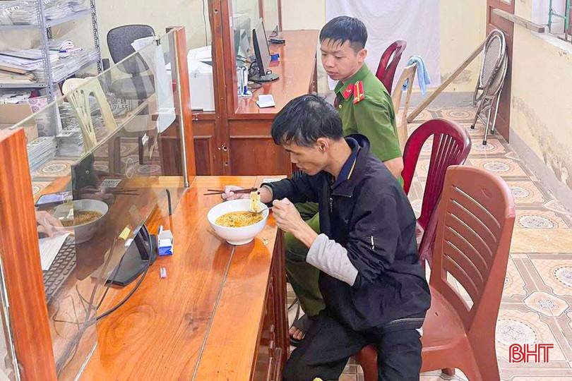 Công an xã Đồng Lộc bố trí bữa ăn tạm sau khi thấy anh Việt có dấu hiệu đuối sức. bqbht_br_t7.jpg