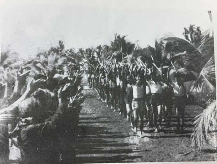 Thanh niên Tiền Phong với tầm vông vạt nhọn ở Nam Bộ năm 1945. (Ảnh tư liệu của hcmcpv.org.vn)