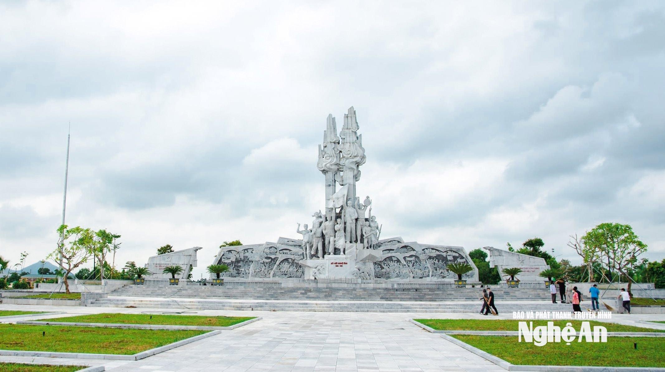 bna_tuong-dai-cong-nong-o-quang-truong-xo-viet-nghe-tinh-thi-tran-hung-nguyen-.-anh-minh-quan.jpg