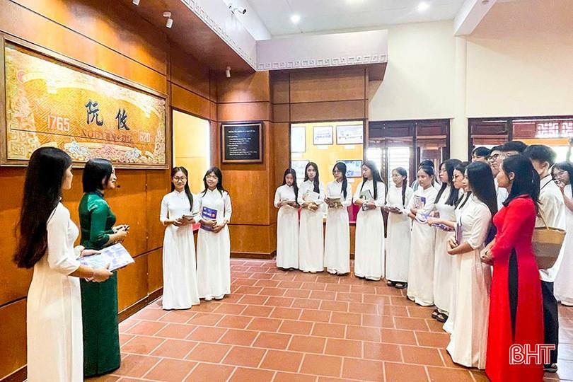 Trường THPT Nghi Xuân tổ chức chương trình ngoại khóa giúp học sinh tham quan, tìm hiểu về các giá trị di sản Nguyễn Du và Truyện Kiều tại khu di tích Đại thi hào. bqbht_br_a2.jpg