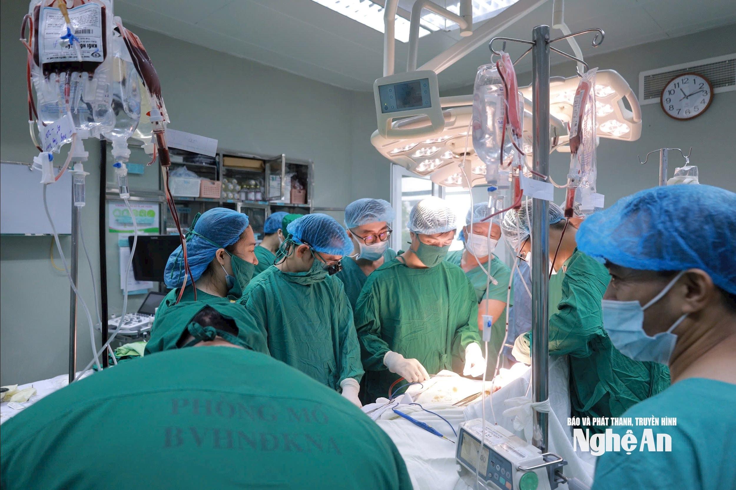 Phẫu thuật cấp cứu tối khẩn để cứu sống điều dưỡng Nguyễn Thuỳ Trang Ảnh: Thành Chung