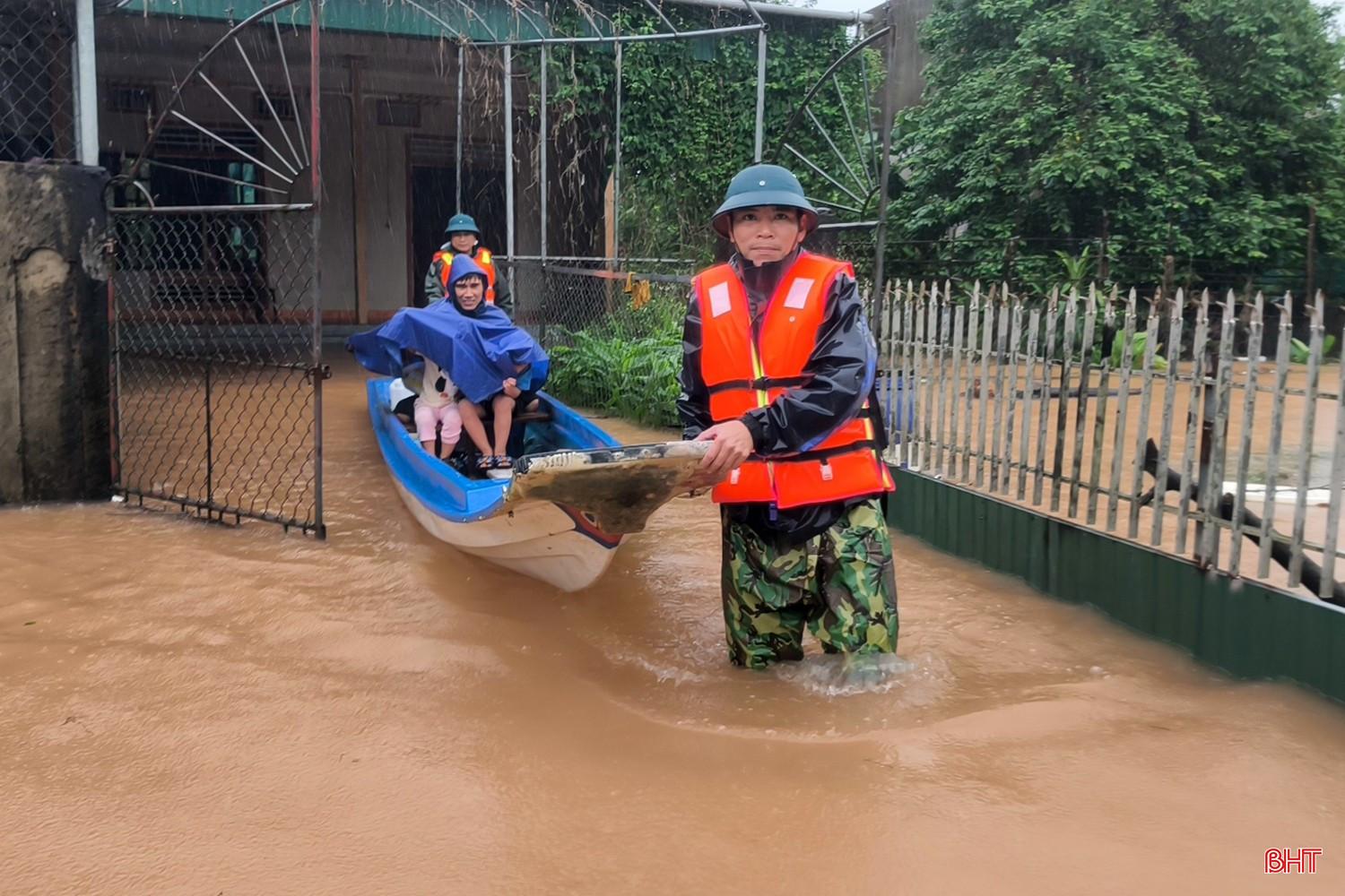 Chính quyền xã Cẩm Bình hỗ trợ sơ tán người dân vùng ngập lụt tới nơi an toàn. bqbht_br_ngap-lut-ha-du-ho-ke-go-7d.jpg