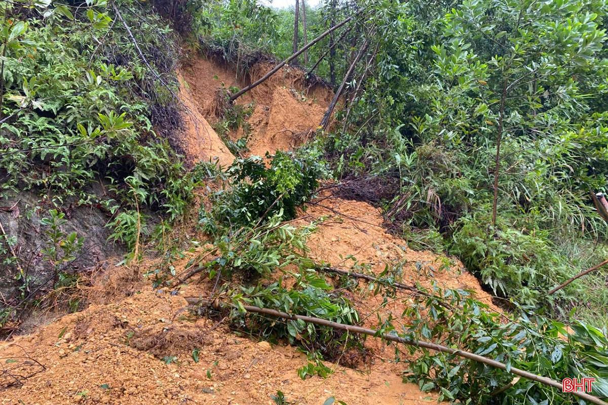 Tuyến đường từ trung tâm xã Phúc Trạch vào xã Hương Liên cũ bị sạt lở nhiều đoạn. bqbht_br_sat-lo-1.jpg