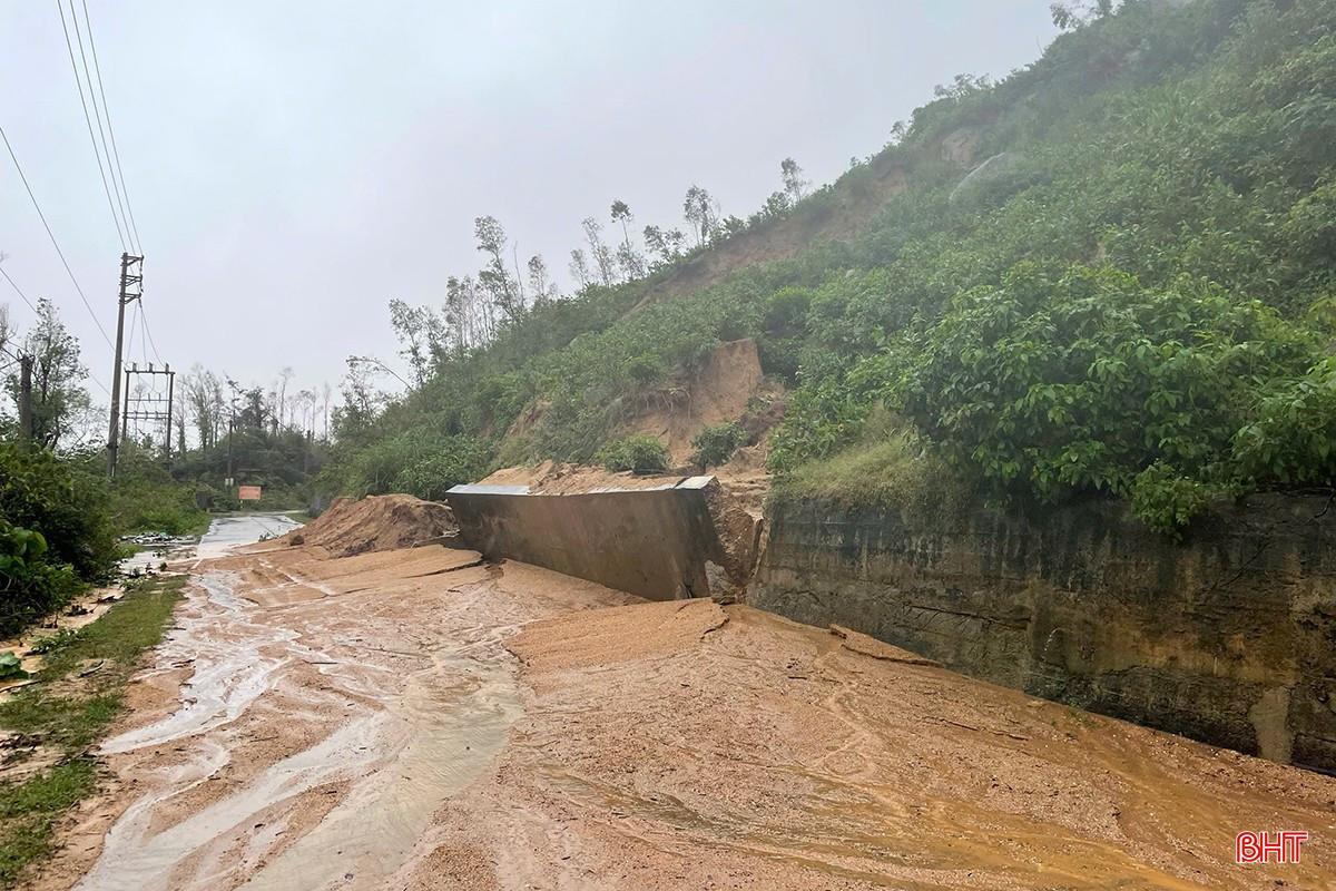 Tuyến đường tuần tra ven biển qua xã Cẩm Trung sạt lở nghiêm trọng. bqbht_br_sat-lo-1a.jpg
