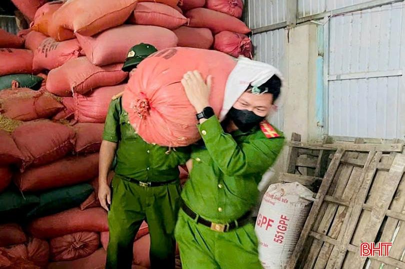 Công an xã Trường Lưu phối hợp với đoàn viên thanh niên và người dân địa phương vận chuyển tài sản các khu vực trũng thấp, có nguy cơ ngập lụt. bqbht_br_ftruong-luu.jpg