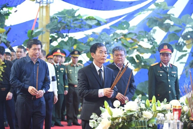 An táng hài cốt liệt sĩ hy sinh tại hang Tám Cô sau hơn nửa thế kỷ - Ảnh 1.