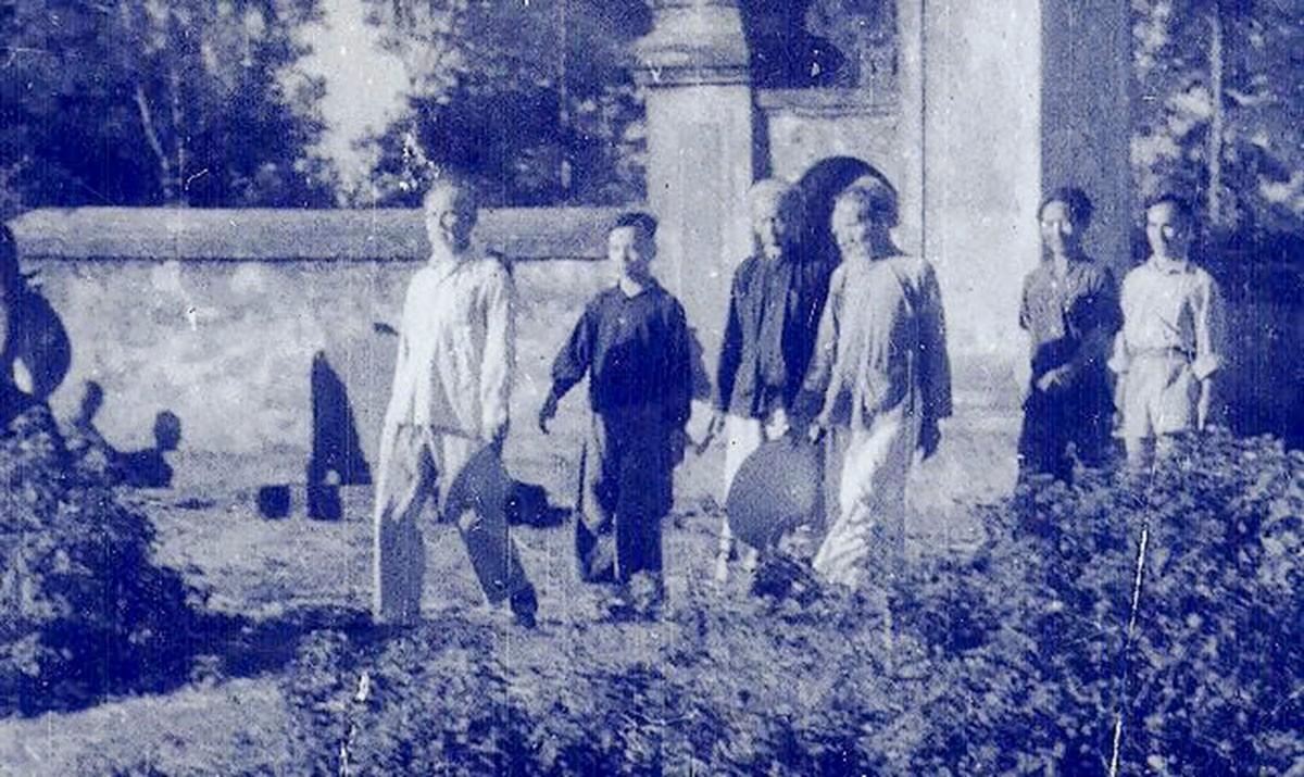 Con cháu họ Nguyễn Tiên Điền và cán bộ Vụ Bảo tồn, Bảo tàng khảo sát tại đền thờ Nguyễn Nghiễm giai đoạn xây dựng hồ sơ xếp hạng di tích năm 1960-1962. Ảnh Tư liệu. a4.jpg