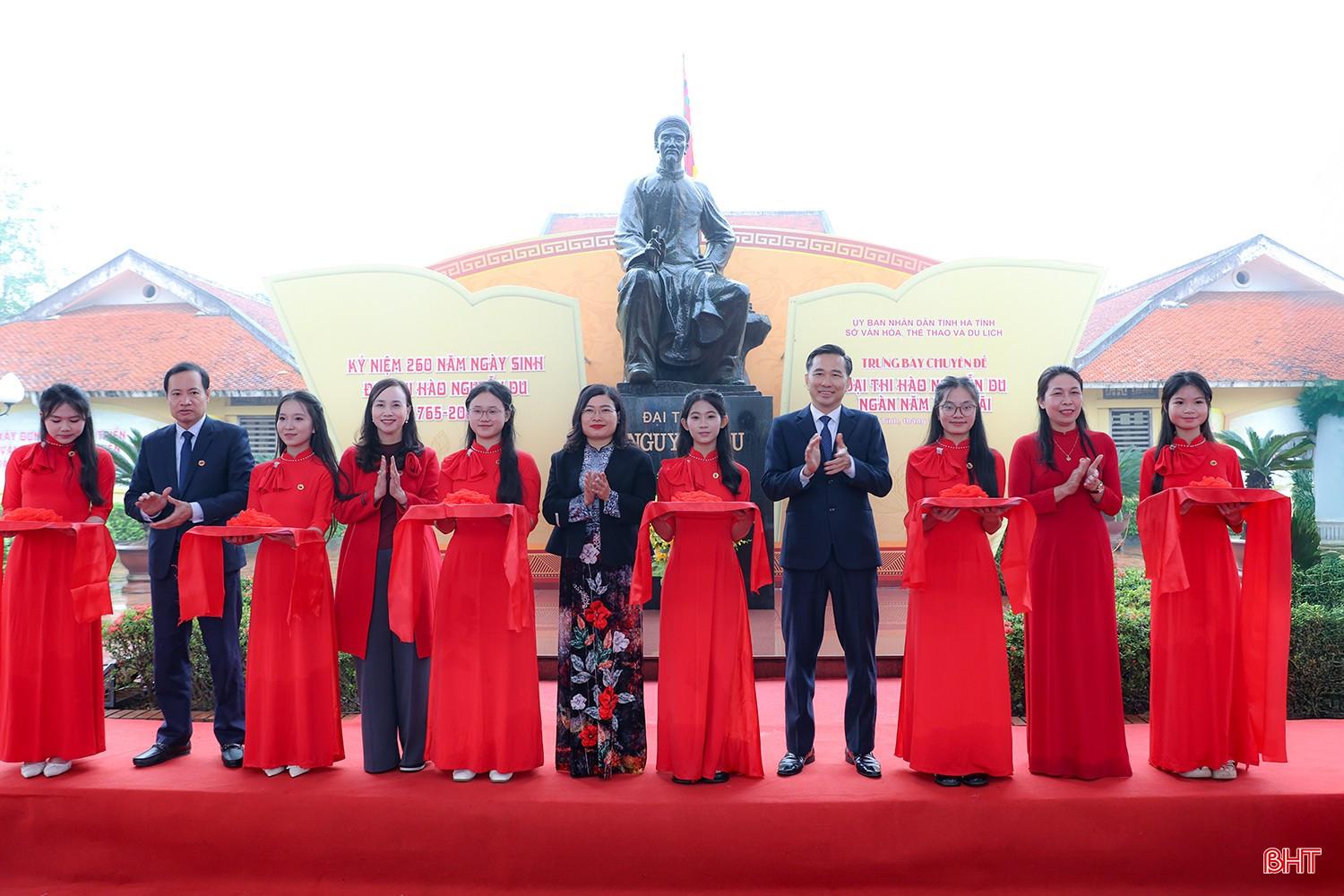 Đại biểu cắt băng khai trương trưng bày chuyên đề. Đại biểu cắt băng khai trương trưng bày chuyên đề.