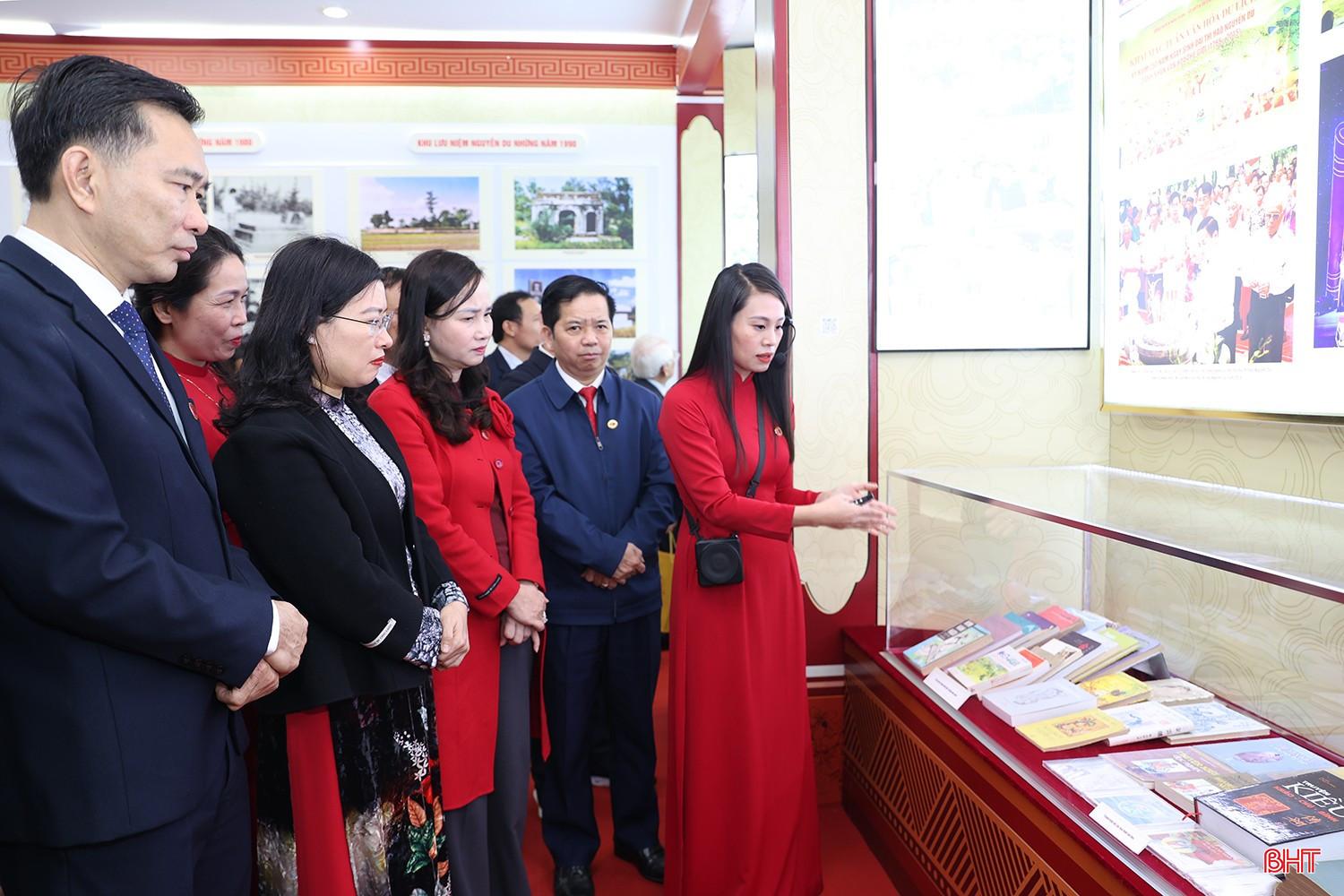 Các đại biểu tham quan khu vực trưng bày chuyên đề. bqbht_br_aimg-2693.jpg