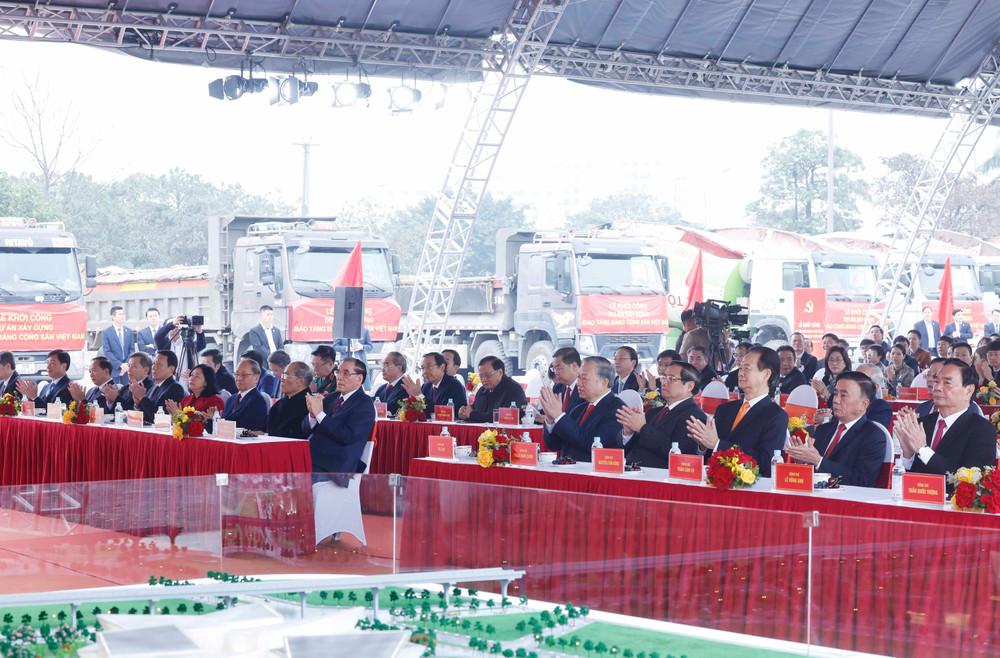 Tổng Bí thư Tô Lâm, Thủ tướng Phạm Minh Chính và các đồng chí lãnh đạo, nguyên lãnh đạo Đảng, Nhà nước dự Lễ khởi công dự án xây dựng Bảo tàng Đảng Cộng sản Việt Nam. (Ảnh: Thống Nhất – TTXVN) vna-potal-tong-bi-thu-to-lam-du-le-khoi-cong-du-an-xay-dung-bao-tang-dang-cong-san-viet-nam-8569690.jpg