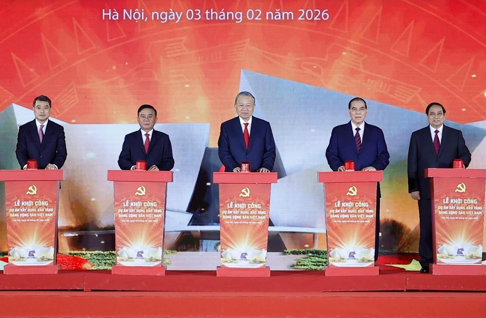 Tổng Bí thư Tô Lâm, Thủ tướng Phạm Minh Chính và các đồng chí lãnh đạo, nguyên lãnh đạo Đảng, Nhà nước thực hiện nghi thức khởi công dự án xây dựng Bảo tàng Đảng Cộng sản Việt Nam. (Ảnh: Thống Nhất – TTXVN) vna-potal-tong-bi-thu-to-lam-du-le-khoi-cong-du-an-xay-dung-bao-tang-dang-cong-san-viet-nam-8569680.jpg